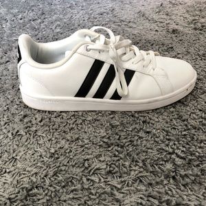 Adidas white mens shoes. I’m great condition